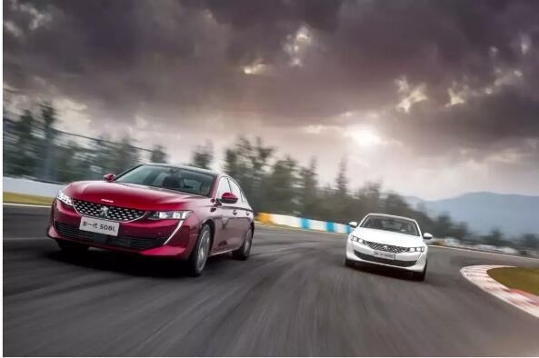 路面是黄虚线时 超车要注重什么！！！